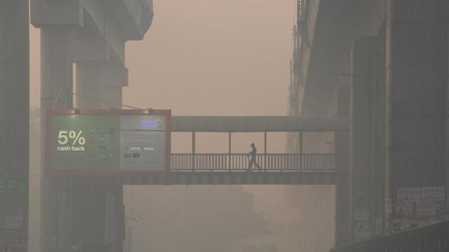 Delhi woke up to the sight of dense smog the morning after Diwali, even though this was the least polluting Diwali in three years. (Sanchit Khanna / HT Photo) Delhi woke up to the sight of dense smog the morning after Diwali, even though this was the least polluting Diwali in three years. (Sanchit Khanna / HT Photo)