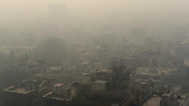 Smog envelops in National Capital after diwali at Kalkaji, in New Delhi, India on Saturday, October 20, 2017.(Sanchit Khanna/HT PHOTO)