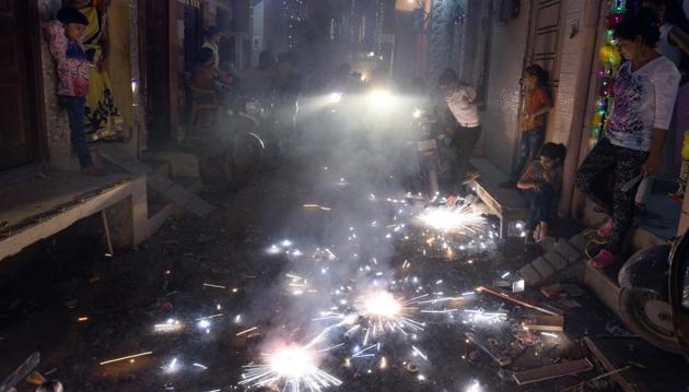 People burning crackers on the occasion of Diwali in New Delhi on October 19.(Sonu Mehta/ HT)