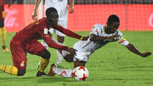 Mali’s midfielder Djemoussa Traore (R) vies for the ball with Ghana’s midfielder Ibrahim Sulley. (AFP)