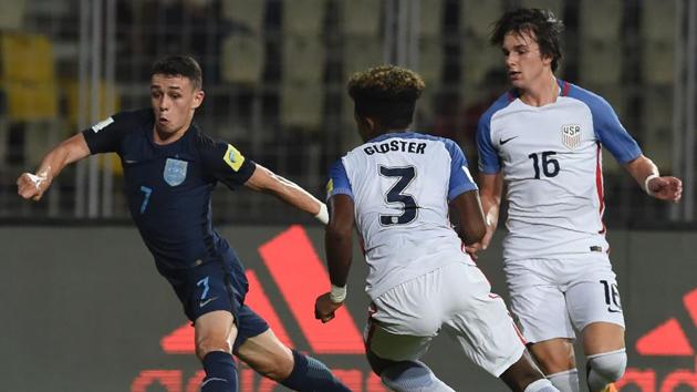Philip Foden (L) of England dribbles past Chris Gloster and Taylor Booth of USA during the quarterfinal match. (AFP)