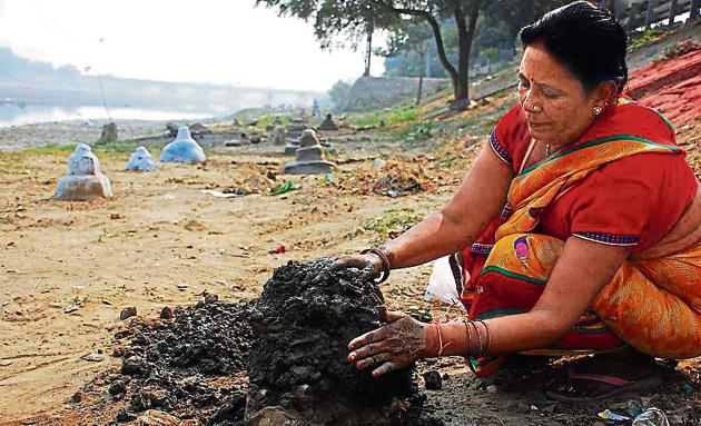Devotees have started Chhath Puja preparations on the banks of the Hindon in Ghaziabad. (Peeyush Khandelwal /HT Photo) Devotees have started Chhath Puja preparations on the banks of the Hindon in Ghaziabad. (Peeyush Khandelwal /HT Photo)