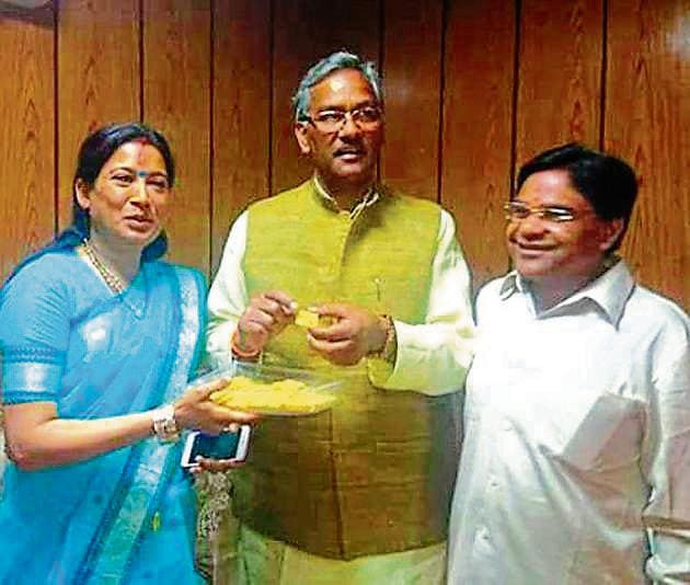 Girdharilal Sahu (right) and wife Rekha Arya (left) with chief minister Trivendra Singh Rawat.(HT File Picture)