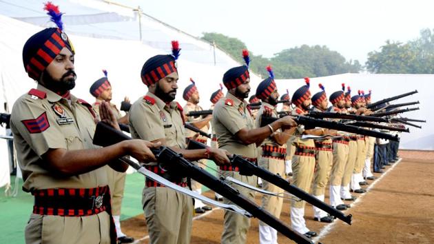Punjab police personnel paying tribute to police martyrs by reversing arms to mark the Police Commemoration Day at Police Line in Patiala on Saturday. (Bharat Bhushan /HT)