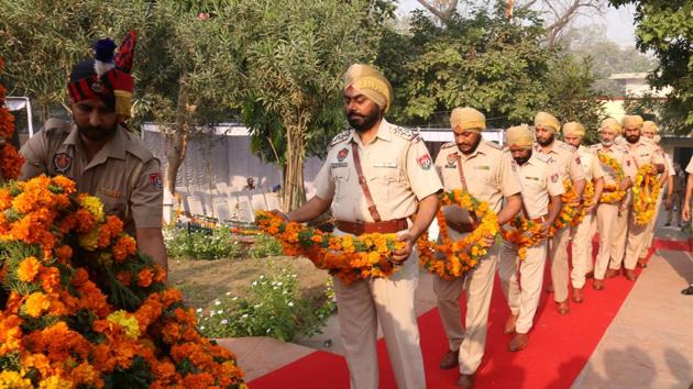 Police personnel paying floral tributes to martyr’s on occasion of Police Commemoration Day in Bathinda on Saturday. (Sanjeev Kumar/HT)