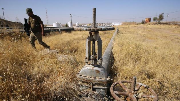 A member of the Iraqi government forces walks next to a pipeline at the Bai Hassan oil field, west of the multi-ethnic northern Iraqi city of Kirkuk, on October 19, 2017.(AFP) A member of the Iraqi government forces walks next to a pipeline at the Bai Hassan oil field, west of the multi-ethnic northern Iraqi city of Kirkuk, on October 19, 2017.(AFP)