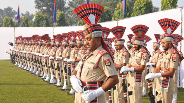 Punjab police jawans bow their heads and guns to pay tribute to police martyrs on the occasion of 58th Police Commemoration Day at Jalandhar on Saturday. (Pardeep Pandit/HT)