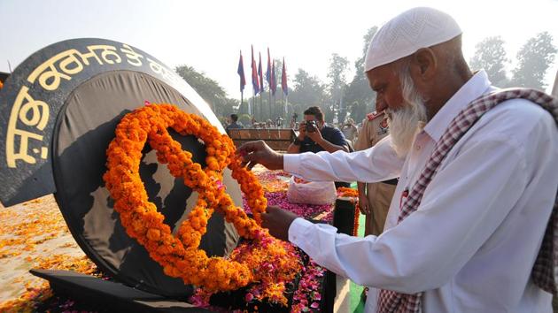 Man pays floral tribute to martyrs on the occasion of Police Commemoration Day at Jalandhar on Saturday. (Pardeep Pandit/HT)