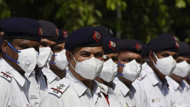 10,000 N95 pollution masks were distributed among Delhi Traffic Police personnel to minimize the impact of toxic air at Traffic Police Headquarters, Pusa in New Delhi. (Vipin Kumar / HT Photo) 10,000 N95 pollution masks were distributed among Delhi Traffic Police personnel to minimize the impact of toxic air at Traffic Police Headquarters, Pusa in New Delhi. (Vipin Kumar / HT Photo)