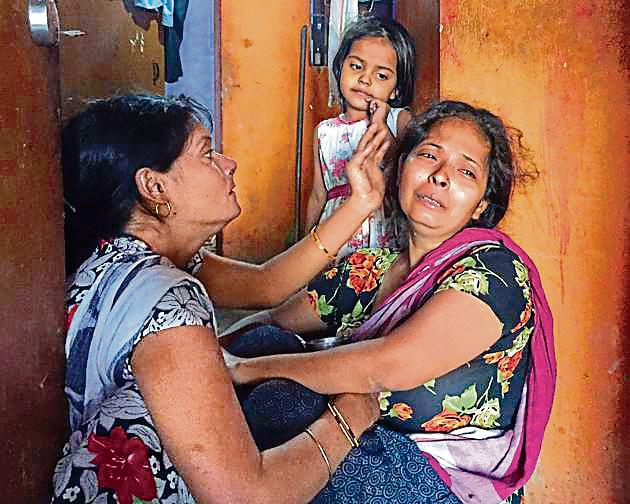 Kritika’s mother Rinki Mishra, 30, in Chhajarsi, Noida, on Friday.(HT Photo)