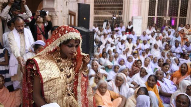 In a departure from tradition, Vinita Devi (centre), a former widow, was married to Rakesh Kumar and the ceremony was solemnized in the presence of 500 widows at the 400 year-old Gopinath temple in Vrindavan on October 16, 2017. Vinita was widowed in 2013, when she lost her husband in the Uttarakhand floods. (Burhaan Kinu / HT Photo) In a departure from tradition, Vinita Devi (centre), a former widow, was married to Rakesh Kumar and the ceremony was solemnized in the presence of 500 widows at the 400 year-old Gopinath temple in Vrindavan on October 16, 2017. Vinita was widowed in 2013, when she lost her husband in the Uttarakhand floods. (Burhaan Kinu / HT Photo)