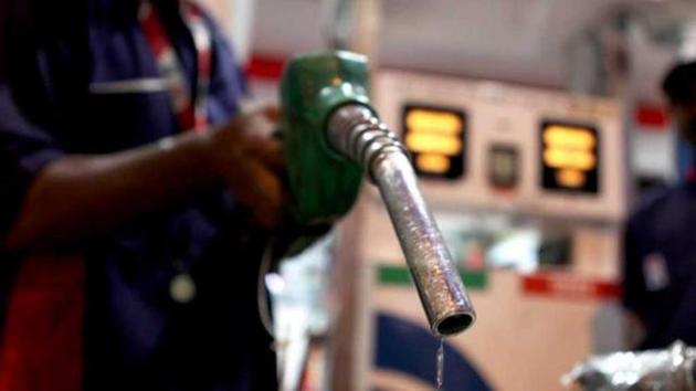 Four youths thrashed the petrol pump salesman and robbed him. (HT File/Representative image) Four youths thrashed the petrol pump salesman and robbed him. (HT File/Representative image)