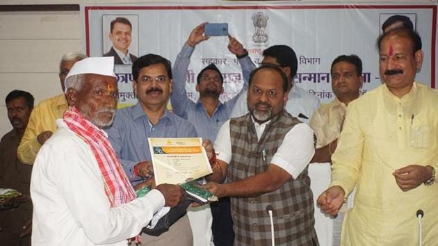 Dairy development and fisheries minister Mahadev Jankar (centre) and BJP legislator Sujitsingh Thakur felicitate a farmer in Osmanabad on October 18.(HT)