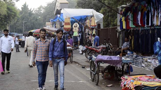 Hawkers on the footpath outside David Sassoon Hospital, a lane opposite Pune Railway Station in Pune. (HT PHOTO) Hawkers on the footpath outside David Sassoon Hospital, a lane opposite Pune Railway Station in Pune. (HT PHOTO)