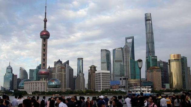 People visit the Bund in front of Shanghai's financial district of Pudong in Shanghai, China September 28, 2017. (REUTERS File Photo) People visit the Bund in front of Shanghai's financial district of Pudong in Shanghai, China September 28, 2017. (REUTERS File Photo)