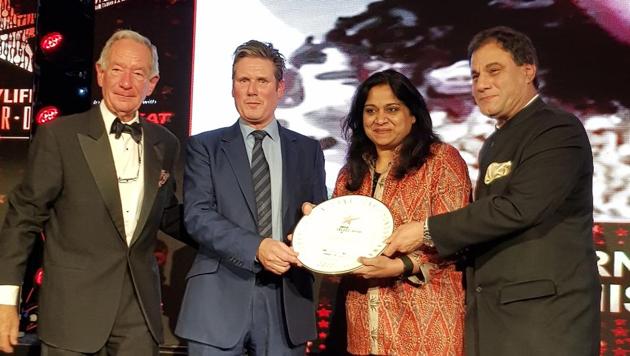 (From left) Television personality Michael Buerk, shadow Brexit secretary Keir Starmer, Manisha Bhasin and Karan Bilimoria, member of the House of Lords, at the Curry Life Awards 2017 in London on Sunday.(HT Photo)