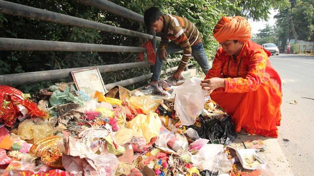 Mankameshwar Temple’s mahant Devya Giri collecting abandoned idols in Lucknow. (Pics by Deepak Gupta/HT) Mankameshwar Temple’s mahant Devya Giri collecting abandoned idols in Lucknow. (Pics by Deepak Gupta/HT)