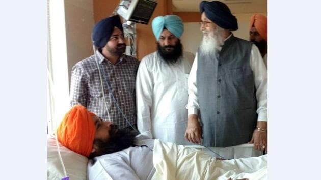 Former chief minister Parkash Singh Badal meeting Parminder Singh Kolianwali, son of SAD Muktsar district president and SGPC member Dyal Singh Kolianwali in Bathinda on Monday. Parminder was attacked in Malout on Sunday evening.(HT Photo)