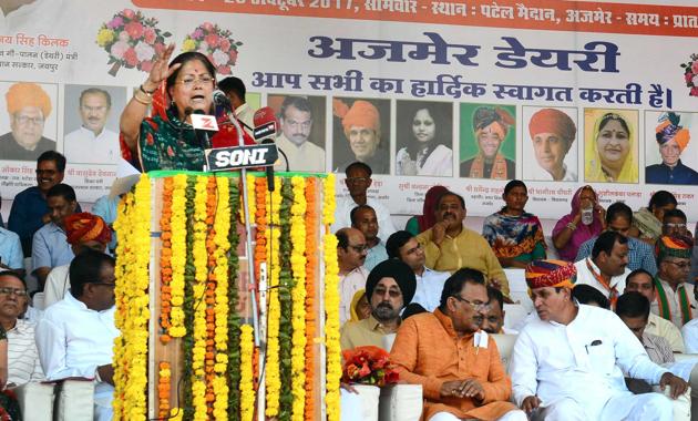 Chief minister Vasundhara Raje addresses a public meeting at Ajmer on Monday.(HT Photo)