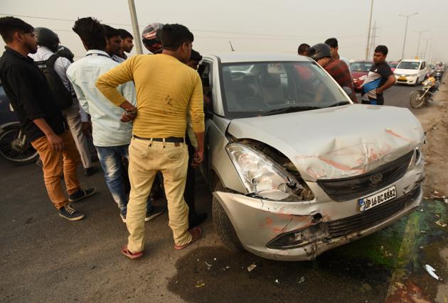 Onlookers informed that the speeding car went out of control and hit the boundary wall of the flyover. (Virendra Singh Gosain/HT PHOTO) Onlookers informed that the speeding car went out of control and hit the boundary wall of the flyover. (Virendra Singh Gosain/HT PHOTO)