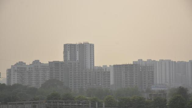Smog clouded the Ghaziabad skyline even four days after Diwali as PM10 and PM2.5 levels continue to be high. (Sakib Ali/HT Photo) Smog clouded the Ghaziabad skyline even four days after Diwali as PM10 and PM2.5 levels continue to be high. (Sakib Ali/HT Photo)