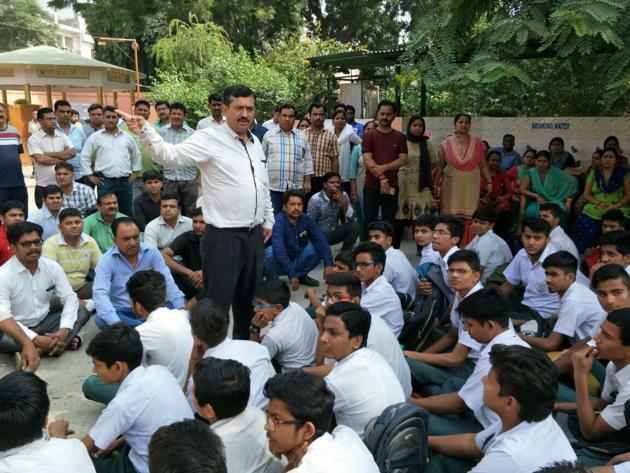 SDM Bharat Bhushan Gogia speaks to students of Dev Samaj Vidya Niketan School in Gurgaon on Monday. (HT PHOTO) SDM Bharat Bhushan Gogia speaks to students of Dev Samaj Vidya Niketan School in Gurgaon on Monday. (HT PHOTO)