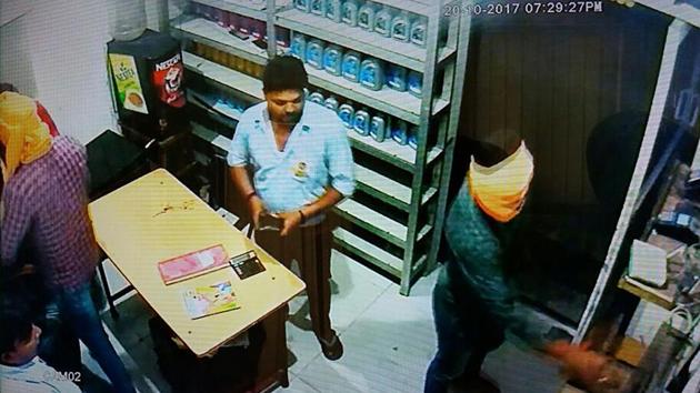 A CCTV grab of a robbery at a petrol pump in SBS Nagar in Jalandhar.(HT Photo)