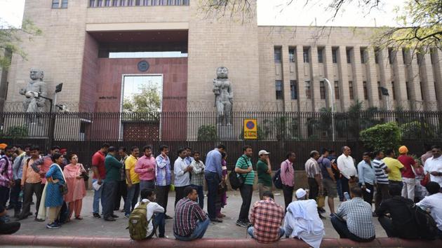 People queue up outside the RBI in New Delhi to submit their demonetised bank notes on last day of currency exchange in New Delhi, March 31. In India’s notorious first-past-the-post system, winning an election does not necessarily reflect increased popular support.(Ravi Choudhary/HT PHOTO)