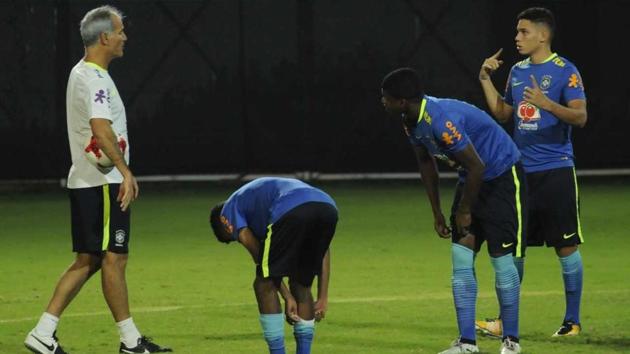Paulinho(R) discusses strategy with Brazil coach Carlos Amadeu (L). (SAMIR JANA/HT Photo)