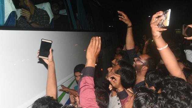 Fans treasuring the moment by clicking photographs of cricketers.  (PRATHAM GOKHALE/HT PHOTO) 