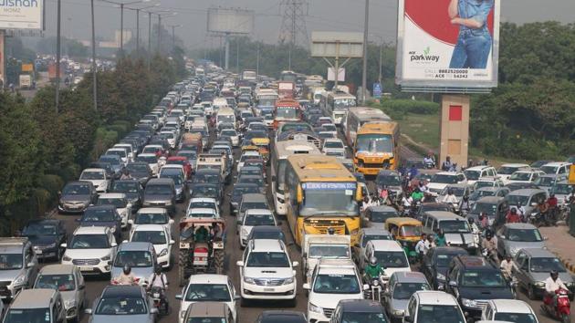Due to the snarls, commuters had a harrowing time reaching their destinations. Vehicles were moving at a snail’s pace for over three hours. (Salman Ali/HT Photo) Due to the snarls, commuters had a harrowing time reaching their destinations. Vehicles were moving at a snail’s pace for over three hours. (Salman Ali/HT Photo)