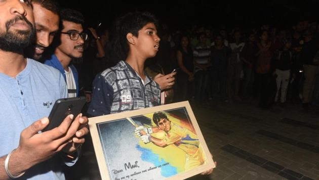 Fans waiting outside Kedar Jadhav's house with a gift for Indian cricket player MS Dhoni outside Kedar Jadhav's house in Kothrud in Pune. (Pratham Gokhale/HT Photo) 