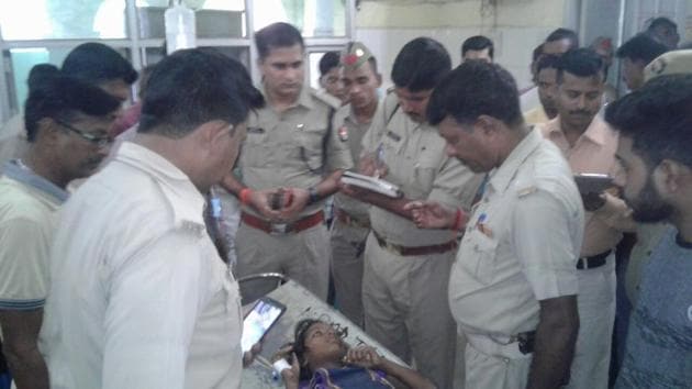 Police officials record the statement of the one of the injured sisters. (HT Photo) Police officials record the statement of the one of the injured sisters. (HT Photo)