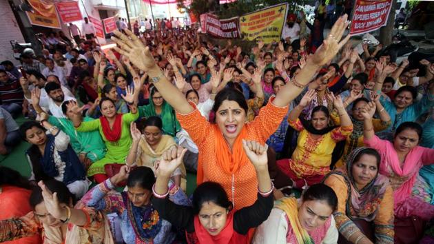 Jammu and Kashmir health employees’ association shout slogans during a protest against the state government in Jammu on Tuesday.(Nitin Kanotra/ HT Photo) Jammu and Kashmir health employees’ association shout slogans during a protest against the state government in Jammu on Tuesday.(Nitin Kanotra/ HT Photo)