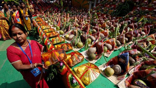 A woman distributes free religious materials to devotees who will perform prayers ahead of Chhat Puja in Kolkata, India October 23, 2017. (REUTERS) A woman distributes free religious materials to devotees who will perform prayers ahead of Chhat Puja in Kolkata, India October 23, 2017. (REUTERS)
