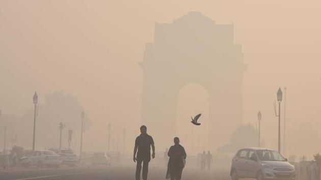 Thick smog engulfs India Gate in New Delhi. (Arvind Yadav/HT File Photo) Thick smog engulfs India Gate in New Delhi. (Arvind Yadav/HT File Photo)