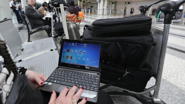 This file photo taken on March 22, 2017 shows a Syrian woman travelling to the United States through Amman opens her laptop before checking in at Beirut international airport. (AFP Photo) This file photo taken on March 22, 2017 shows a Syrian woman travelling to the United States through Amman opens her laptop before checking in at Beirut international airport. (AFP Photo)