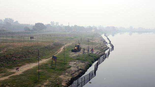 East Delhi Municipal corporation workers clean Yamuna Ghat ahead of Chhat Puja, in New Delhi. (Sonu Mehta/HT Photo) East Delhi Municipal corporation workers clean Yamuna Ghat ahead of Chhat Puja, in New Delhi. (Sonu Mehta/HT Photo)