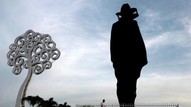 A man walks past a statue of guerrilla leader Augusto Cesar Sandino and a metal tree in Managua, Nicaragua, on October 23, 2017. (Reuters) A man walks past a statue of guerrilla leader Augusto Cesar Sandino and a metal tree in Managua, Nicaragua, on October 23, 2017. (Reuters)