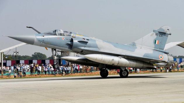 An Indian Air Force Mirage 2000 fighter jet lands on the Lucknow-Agra Expressway during an IAF drill.(PTI Photo) An Indian Air Force Mirage 2000 fighter jet lands on the Lucknow-Agra Expressway during an IAF drill.(PTI Photo)