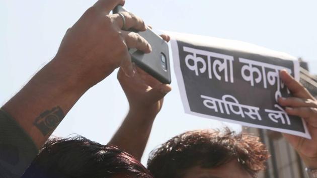 Journalists during a rally by against The Criminal Laws (Rajasthan Amendment) Ordinance, 2017 in Jaipur on Tuesday.(Himanshu Vyas/ HT Photo)