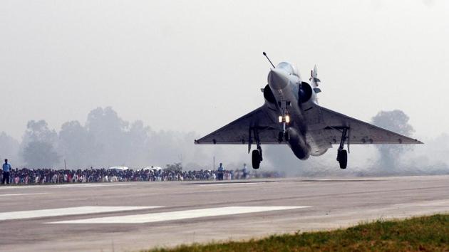 A Mirage 2000 jet makes a landing on the Lucknow-Agra Expressway in Unnao. The Indian Air Force on Tuesday held a drill to touchdown 20 aircraft on the Lucknow-Agra Expressway. This was the first time that any transport aircraft landed and then took off from an expressway. (Subhankar Chakraborty / HT Photo) A Mirage 2000 jet makes a landing on the Lucknow-Agra Expressway in Unnao. The Indian Air Force on Tuesday held a drill to touchdown 20 aircraft on the Lucknow-Agra Expressway. This was the first time that any transport aircraft landed and then took off from an expressway. (Subhankar Chakraborty / HT Photo)