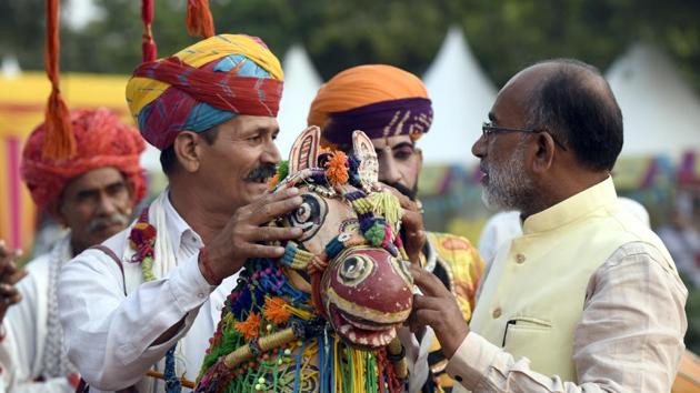 Union minister for tourism KJ Alphons talking with an artist at Paryatan Parv in New Delhi on Monday.(HT Photo) Union minister for tourism KJ Alphons talking with an artist at Paryatan Parv in New Delhi on Monday.(HT Photo)