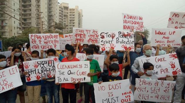 Residents protested to bring attention to a 1.5-km stretch of road—linking Sector 5 to Palam Vihar and Bijwasan—that has been under construction for nearly four years. Residents protested to bring attention to a 1.5-km stretch of road—linking Sector 5 to Palam Vihar and Bijwasan—that has been under construction for nearly four years.
