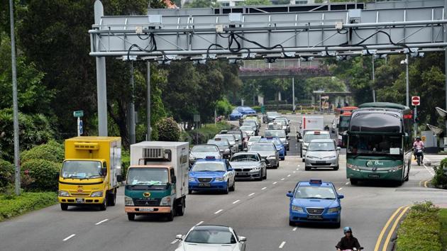 Motorists enter the financial district area in Singapore. Singapore, one of the most expensive places in the world to buy a vehicle, has announced it will freeze the number of private cars on its roads from next year. (AFP Photo)