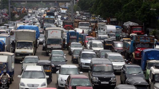 Commuters continue to face severe traffic jams and congestion at two crucial and narrow junctions — Hotel Regency junction and Teli Gali junction. (HT File) Commuters continue to face severe traffic jams and congestion at two crucial and narrow junctions — Hotel Regency junction and Teli Gali junction. (HT File)