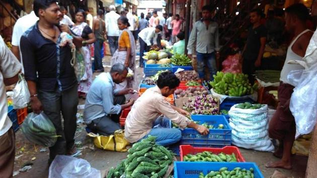 Food items sold in open roadside markets in Kolkata contain lead that cannot be removed even by washing them with water, GSI scientists have found out. (HT Photo) Food items sold in open roadside markets in Kolkata contain lead that cannot be removed even by washing them with water, GSI scientists have found out. (HT Photo)