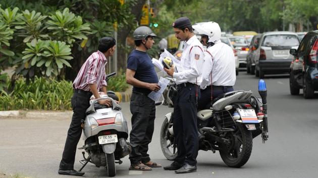 Delhi traffic police issue challans to two-wheeler riders in New Delhi on June 10, 2017.(Burhaan Kinu/HT Photo)