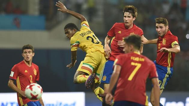 Spain and Mali players vie for the ball during the second semi final football match between Mali and Spain in the FIFA U-17 World Cup at the D.Y.Patil stadium in Navi Mumbai. (AFP)