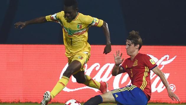 Juan Miranda of Spain (R) and Hadji Drame of Mali vie for the ball during the second semi final match between Mali and Spain in the FIFA U-17 World Cup at the D.Y.Patil stadium in Mumbai. (AFP)
